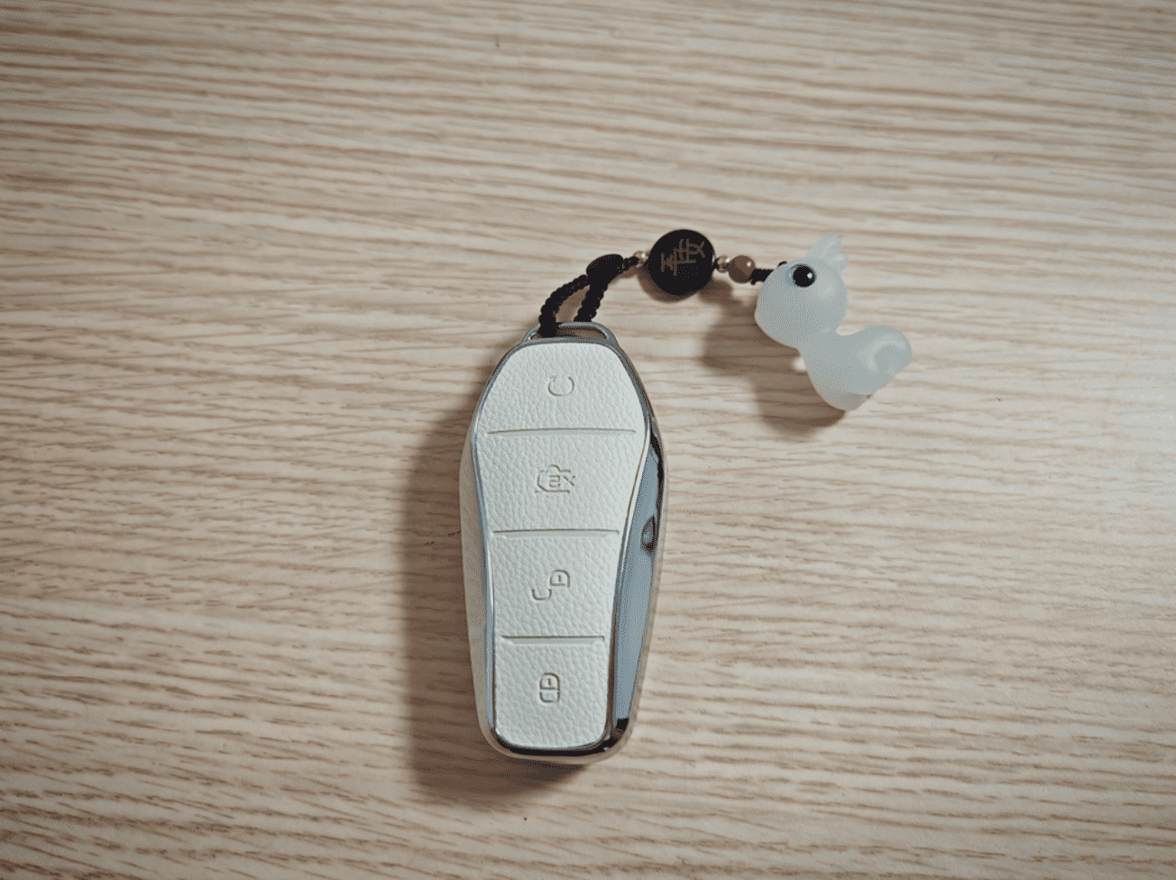 Xevaban.com ở 214 Giải Phóng là đơn vị chuyên cung cấp phụ kiện oto, đồ chơi oto, đồ chơi byd sealion 8, phụ kiện byd sealion 8, xevaban, 214 giải phóng, vỏ chìa khoá sealion 8, bọc chìa khoá sealion 8, trang trí chìa khoá sealion 8, vỏ chìa khoá da sealion 8.